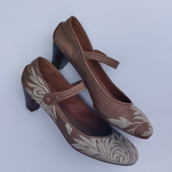 π΄HPπ΄BCBG Max Azria Mary Jane Pumps - Picture 4 of 6